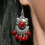 Boucles d'oreilles tibétaines avec perles rouges