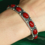 Bracelet tibétain en métal argenté fin avec perles rouges