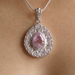 Pendentif avec cristal rose