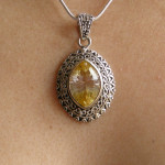 Pendentif avec cristal jaune